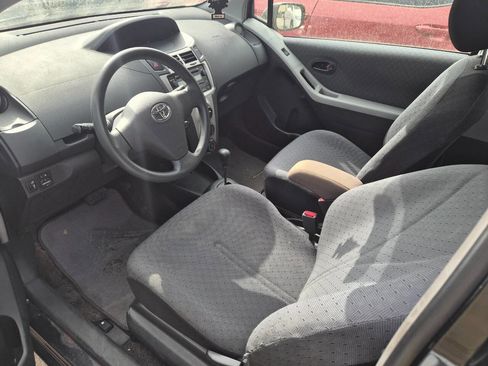 Used 2010 Toyota Yaris 2-Door Hatchback image 5