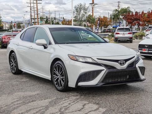 Used 2023 Toyota Camry SE image 3