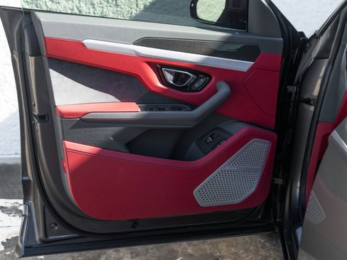 Used 2021 Lamborghini Urus image 33