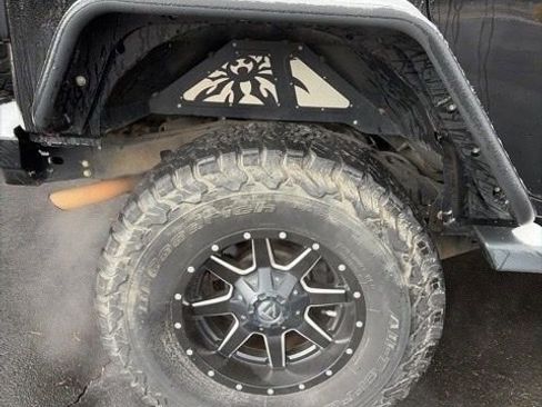 Used 2012 Jeep Wrangler Unlimited Rubicon w/ Connectivity Group image 32