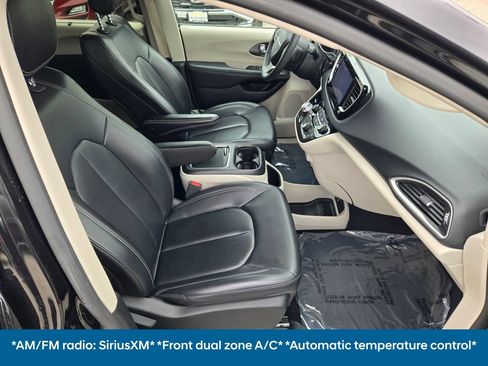 Used 2023 Chrysler Pacifica Touring-L FWD image 11
