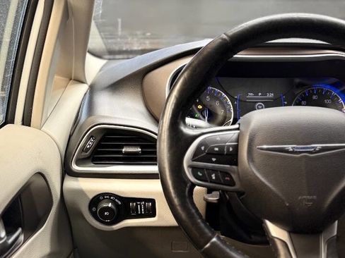 Used 2019 Chrysler Pacifica Touring-L FWD image 17