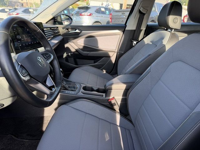 Used 2025 Volkswagen Jetta SE FWD image 11