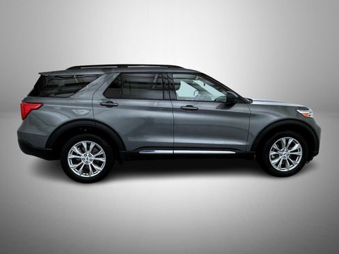 Used 2024 Ford Explorer XLT w/ Equipment Group 202A AWD/4WD image 4