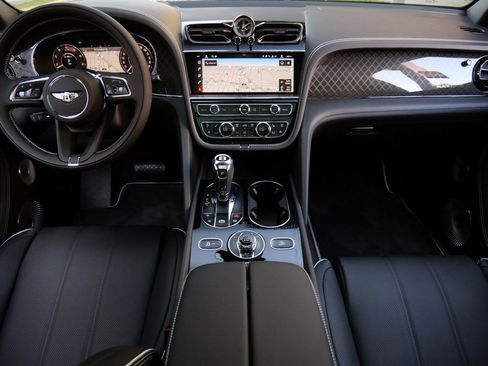 Used 2025 Bentley Bentayga image 4