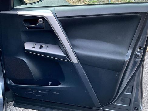 Used 2018 Toyota RAV4 LE image 22