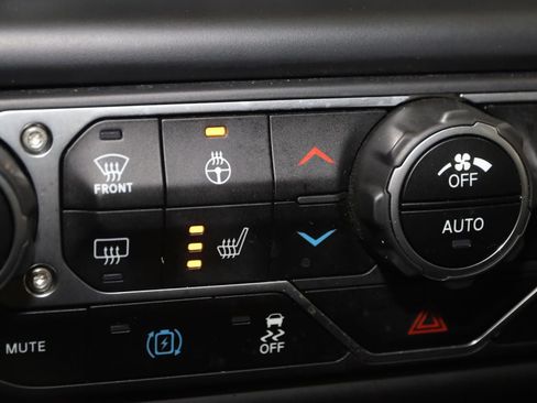 Used 2023 Jeep Wrangler Unlimited Sahara w/ Cold Weather Group AWD/4WD image 8