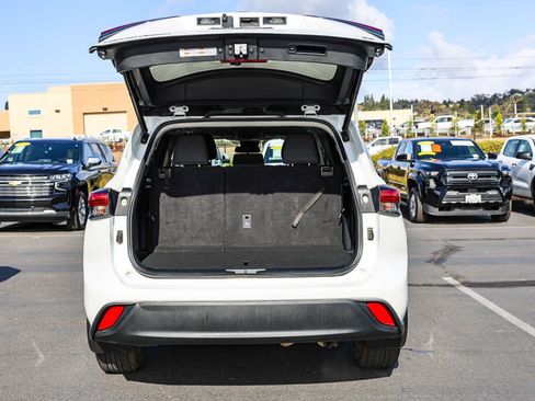 Used 2023 Toyota Highlander LE FWD image 25