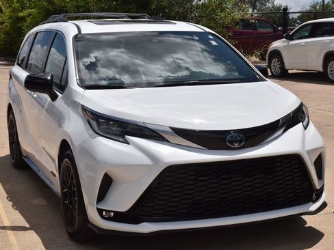 Used 2021 Toyota Sienna XSE AWD/4WD image 4