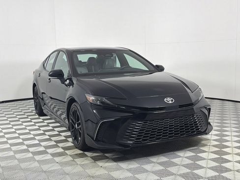 Used 2025 Toyota Camry SE FWD image 3