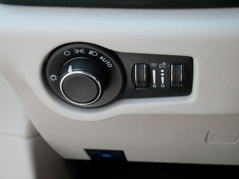 Used 2023 Chrysler Voyager LX FWD image 27