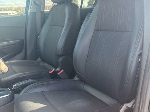 Used 2020 Chevrolet Trax LT w/ LT Convenience Package image 17