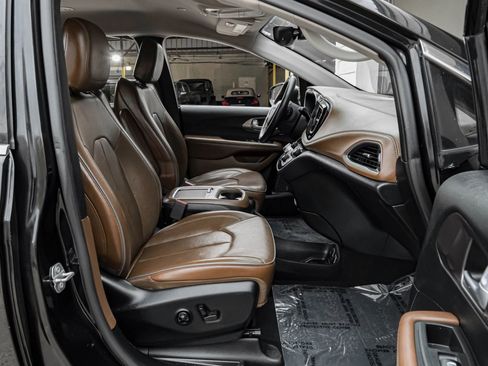 Used 2018 Chrysler Pacifica Limited image 41