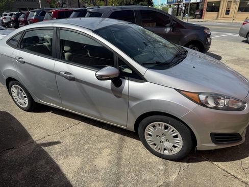 Used 2014 Ford Fiesta SE w/ Comfort Package image 6