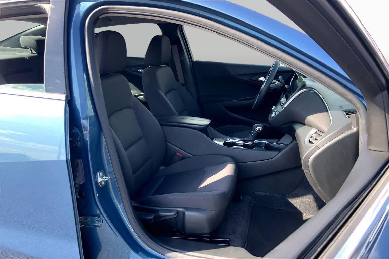 Used 2025 Chevrolet Malibu LT FWD image 9