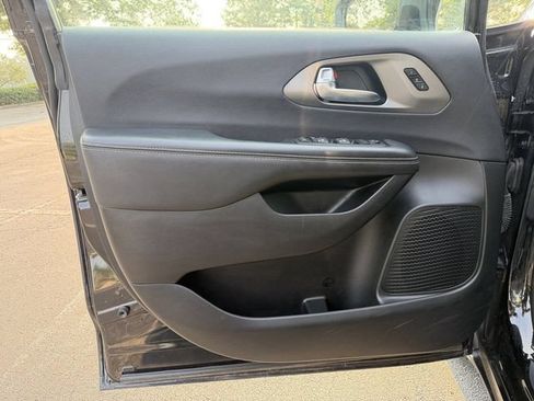 Used 2025 Chrysler Pacifica Select FWD image 9