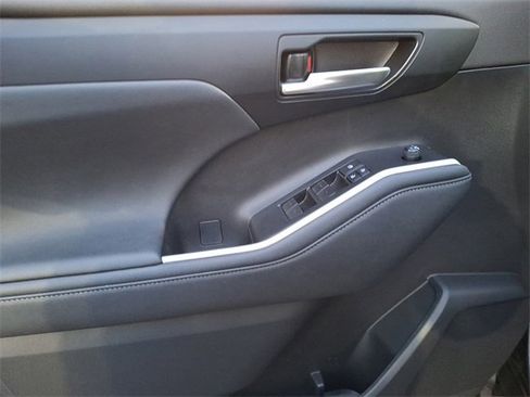 Certified 2023 Toyota Highlander XLE image 18