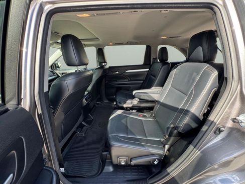 Used 2018 Toyota Highlander XLE AWD/4WD image 13