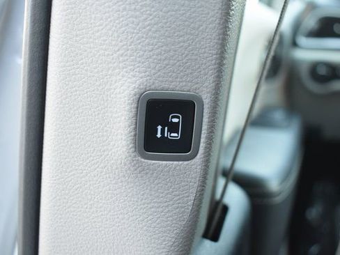 Used 2024 Chrysler Voyager LX image 35