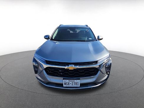 Used 2025 Chevrolet Trax LT image 2