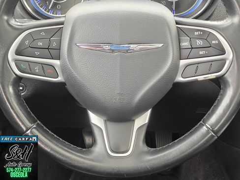 Used 2017 Chrysler 300 Touring w/ Value Package RWD image 5