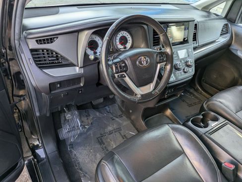 Used 2017 Toyota Sienna SE FWD image 12