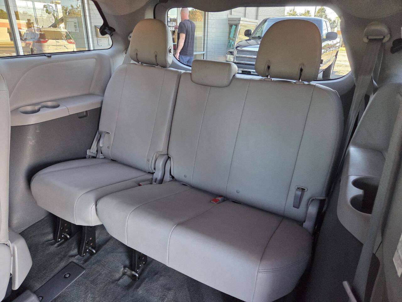 Used 2015 Toyota Sienna XLE FWD image 12