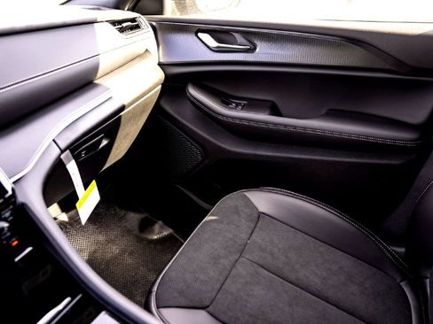 New 2025 Jeep Grand Cherokee Altitude image 30