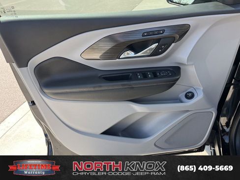 Used 2024 GMC Terrain SLT AWD/4WD image 6