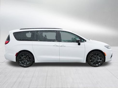Used 2024 Chrysler Pacifica Limited w/ S Appearance Package image 8