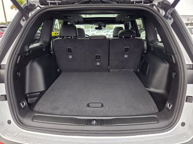 New 2026 Jeep Grand Cherokee Limited w/ Luxury Tech Group II RWD image 16