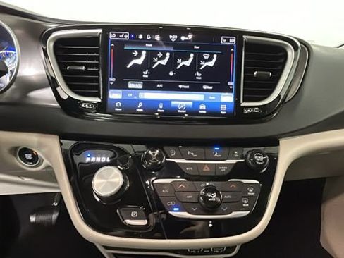 Used 2024 Chrysler Pacifica Touring-L FWD image 24