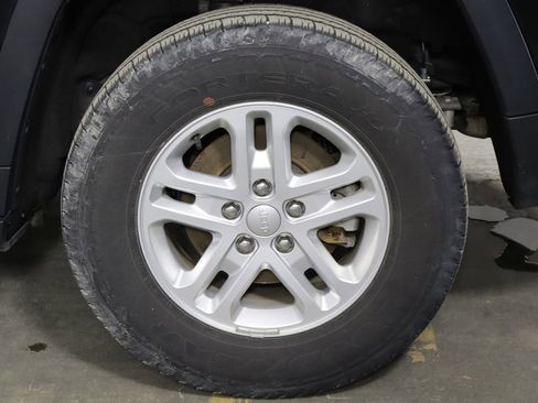 Used 2023 Jeep Grand Cherokee Laredo AWD/4WD image 38