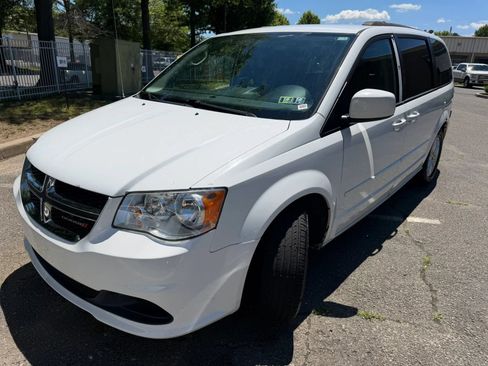 Used 2016 Dodge Grand Caravan SXT FWD image 3
