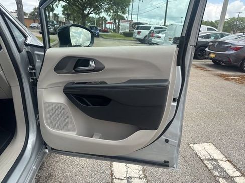 Used 2024 Chrysler Pacifica Limited FWD image 13