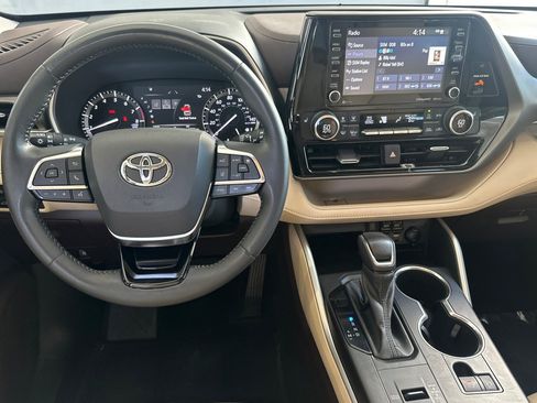 Used 2021 Toyota Highlander XLE FWD image 18