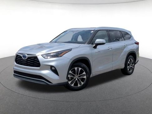 Used 2021 Toyota Highlander XLE FWD image 1