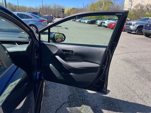 Used 2025 Toyota Corolla LE image 32