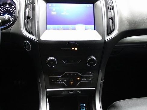 Used 2020 Ford Edge SE image 12