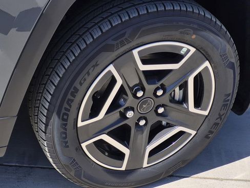 New 2026 Jeep Cherokee Laredo image 7