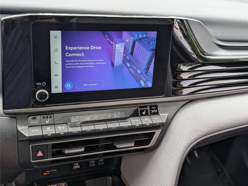 Used 2025 Toyota Camry SE w/ Convenience Package FWD image 30