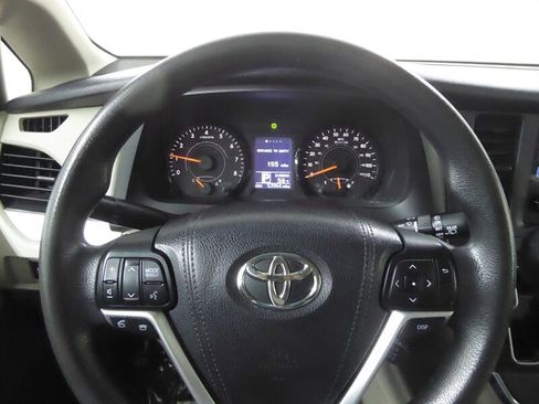 Used 2017 Toyota Sienna L image 11