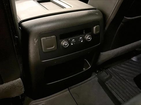 Used 2018 GMC Yukon SLT AWD/4WD image 10