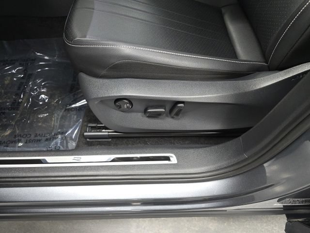 Used 2024 Volkswagen Tiguan SE R-Line AWD/4WD image 16