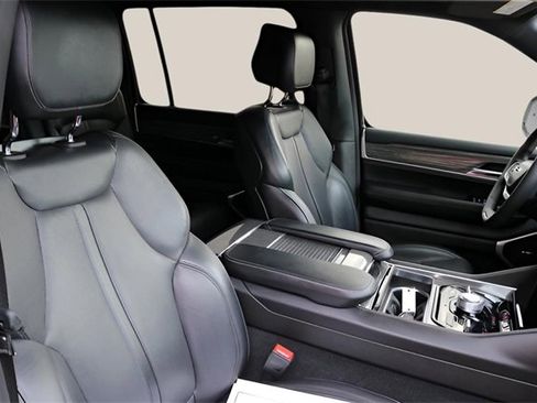 Used 2022 Jeep Wagoneer Series III w/ Flexible Seating Group image 20