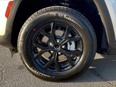 New 2025 Jeep Grand Cherokee Altitude image 12