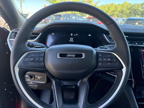 New 2025 Jeep Grand Cherokee Altitude image 23