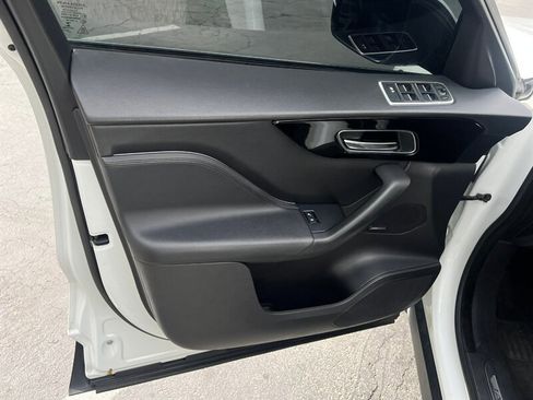 Used 2019 Jaguar F-PACE image 20