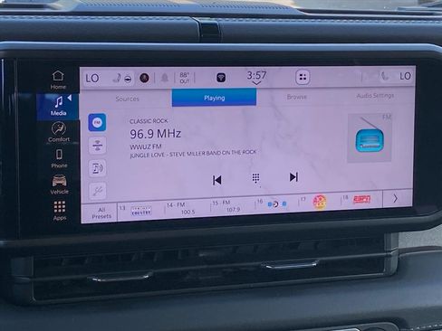 Used 2024 Jeep Wrangler Sahara image 9