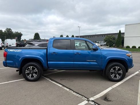Used 2016 Toyota Tacoma TRD Sport w/ Towing Package AWD/4WD image 2